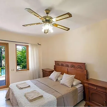 Apartment Sleeps 2 Pool Air Con Wifi *