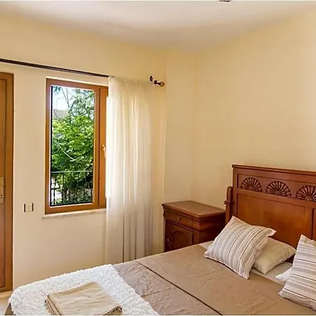 Sleeps 2 Pool Air Con Wifi Apartment